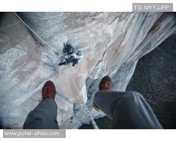 攀岩深度探索：揭秘北京攀岩队防反策略与训练技巧